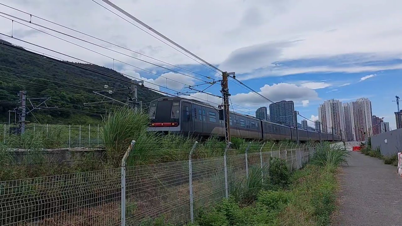 (中秋前後的繽紛) 港鐵東涌綫: 多列列車駛經迎東及欣澳一帶路段
