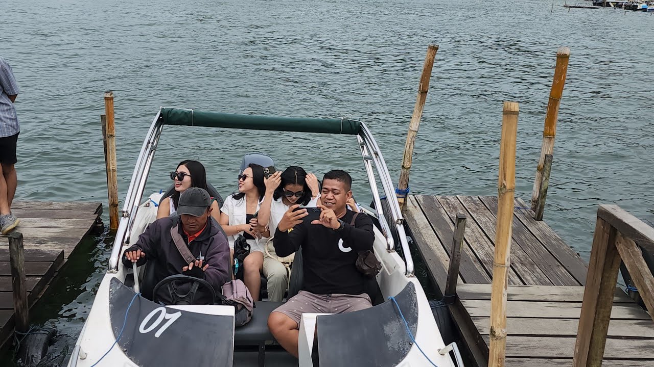 Nge refresh naik speed boat bersama musisi artis Adella di Bedugul Bali