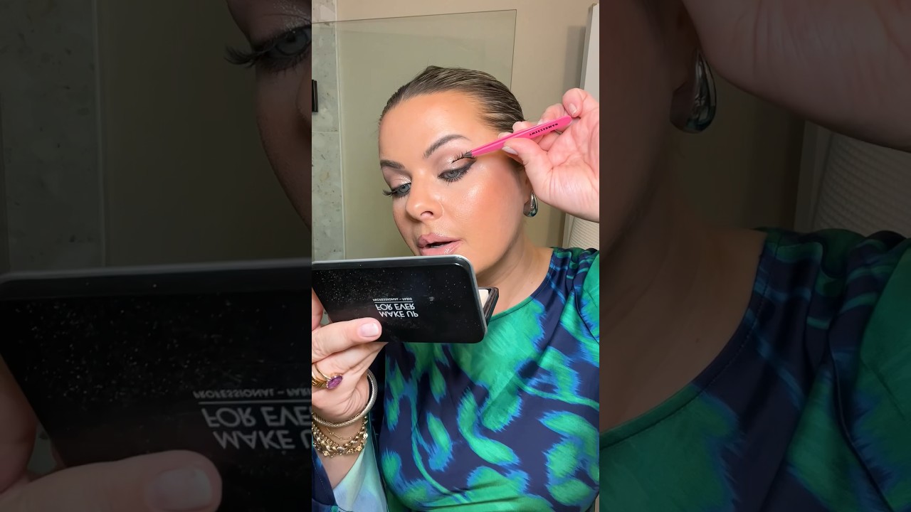 REVERSE LASH HACK! Thx Ash K Holm & KISS 🫶🏼 #makeuphack #lashhack #makeuptip #fakelashes