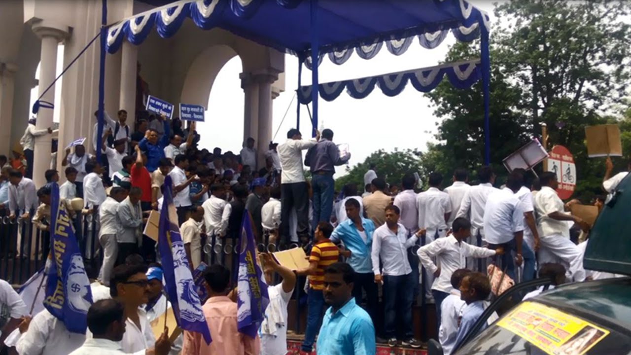 BSP workers protest against Dayashankar Singh, call him 'dog' | Oneindia News