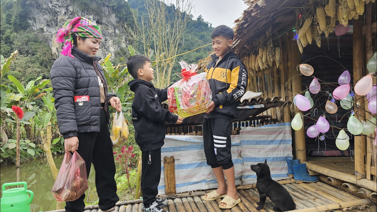 Nam is very happy to celebrate Tet with Huong and Dung - Eating banh chung and chatting together
