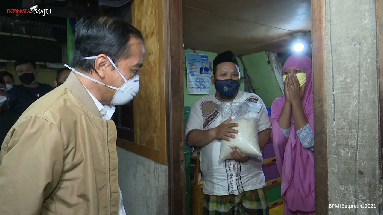 Presiden Jokowi Bagikan Sembako dan Paket Obat, Jakarta Utara, 15 Juli 2021