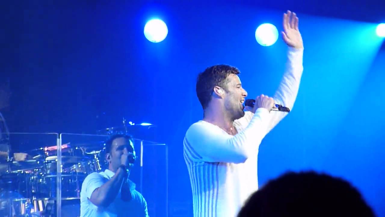 @ricky_martin performs 