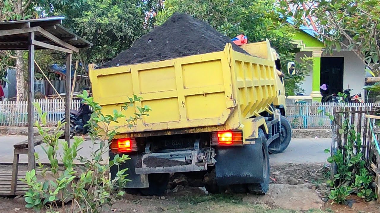 Truk Jomplang. Mobil Truk CANTER HDX Bongkar MUATAN Pasir FULL BAK Menggunung Di Lokasi BARU/ SEMPIT