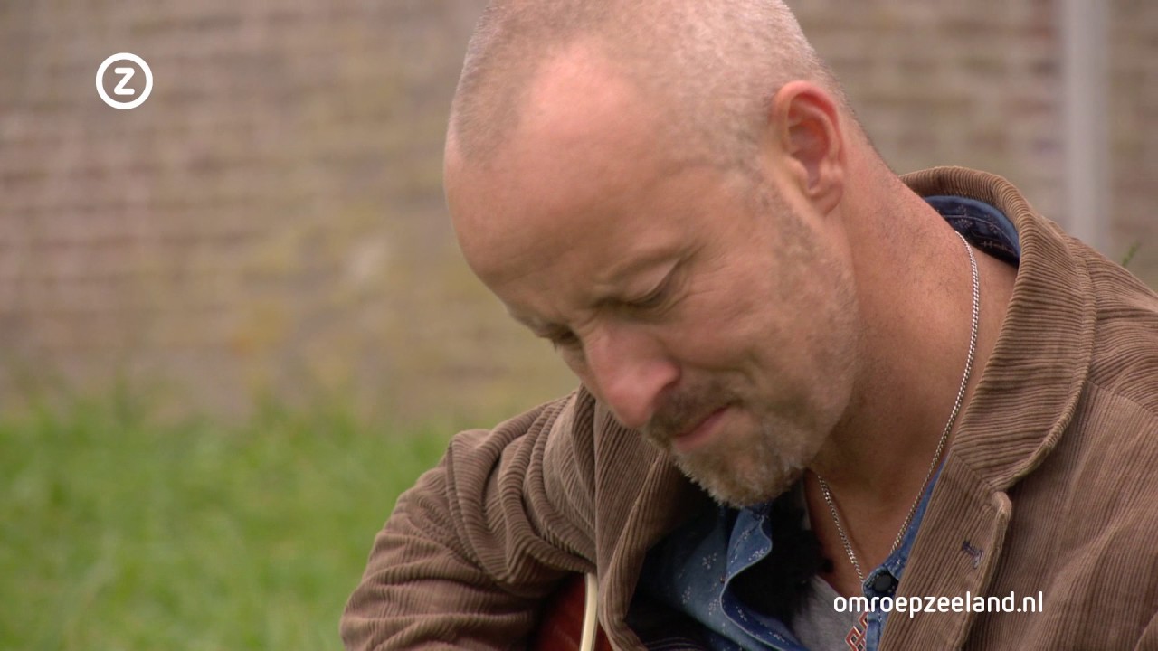 Peter Slager vloekt en zingt in het Zeeuws