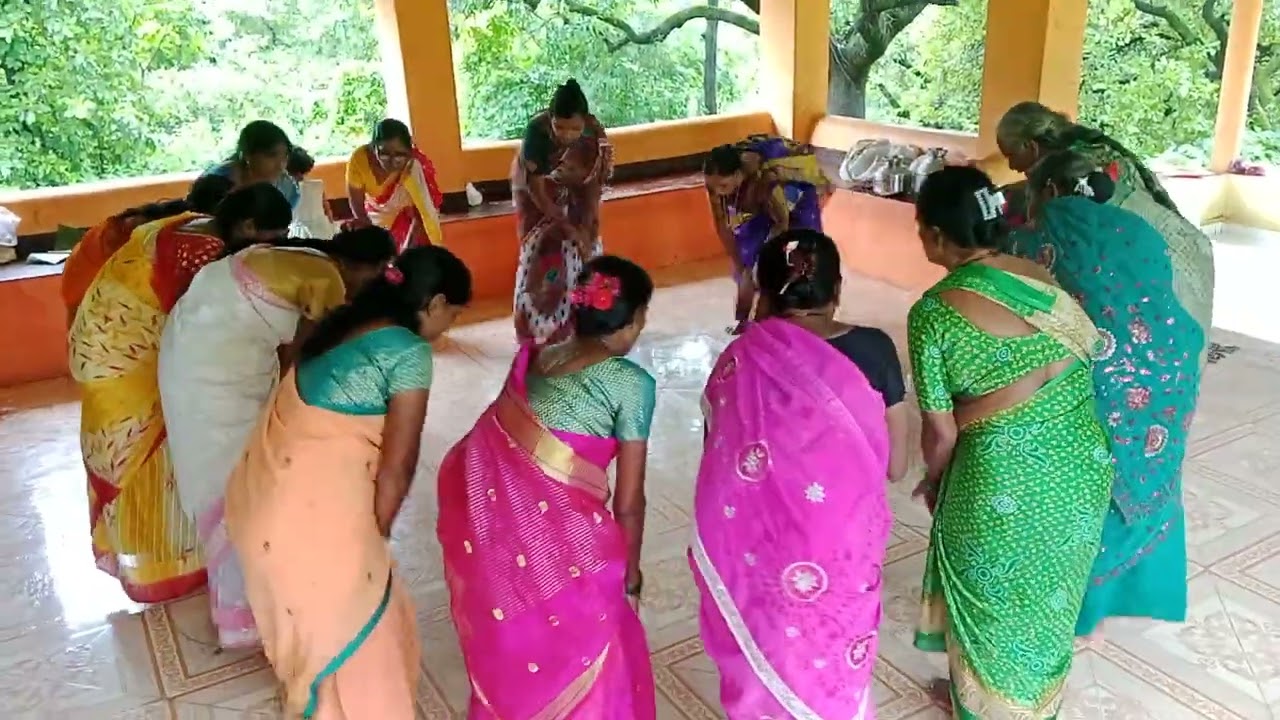 श्रावण सोमवार निमित्ताने पटकी देवी मंदिर सापळेवाडी येथे फुगडी खेळताना महिला 