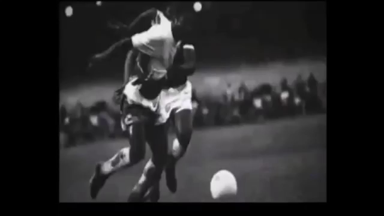 Pel&eacute; - Dizem que o Futebol no tempo dele era f&aacute;cil.. Vejam isso.
