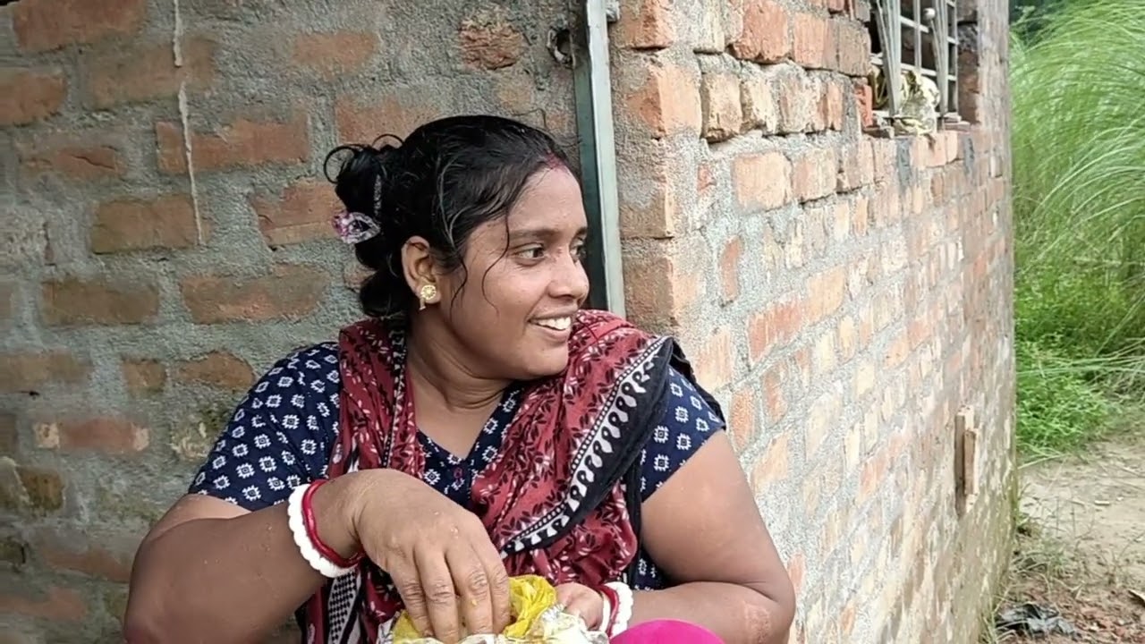 আজ ছাদের কাঠ খোলা দাদার কাছে  বড় একটা সারপ্রাইজ পেলাম। খুব আনন্দ মনে হচ্ছে। শরীরের কি অবস্থা
