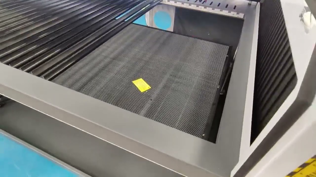 The CO2 laser cutting machine is equipped with an automatic lifting table.