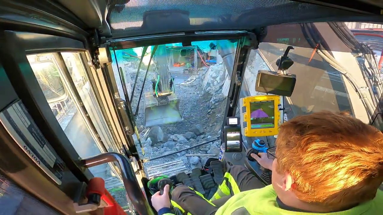Volvo 235EL excavator with steelwrist tiltrotator X26. cab view and filmed from the outside🤟😎
