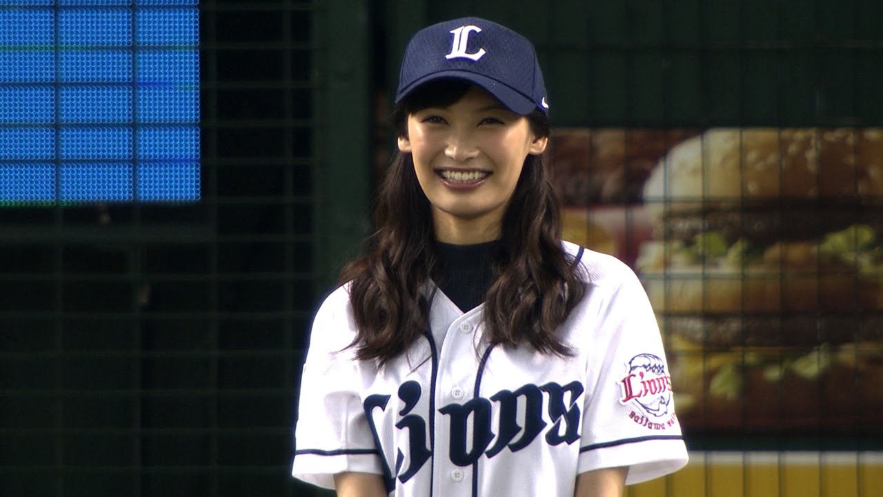 【笑顔いっぱい始球式】女優・大政絢さんが一生懸命