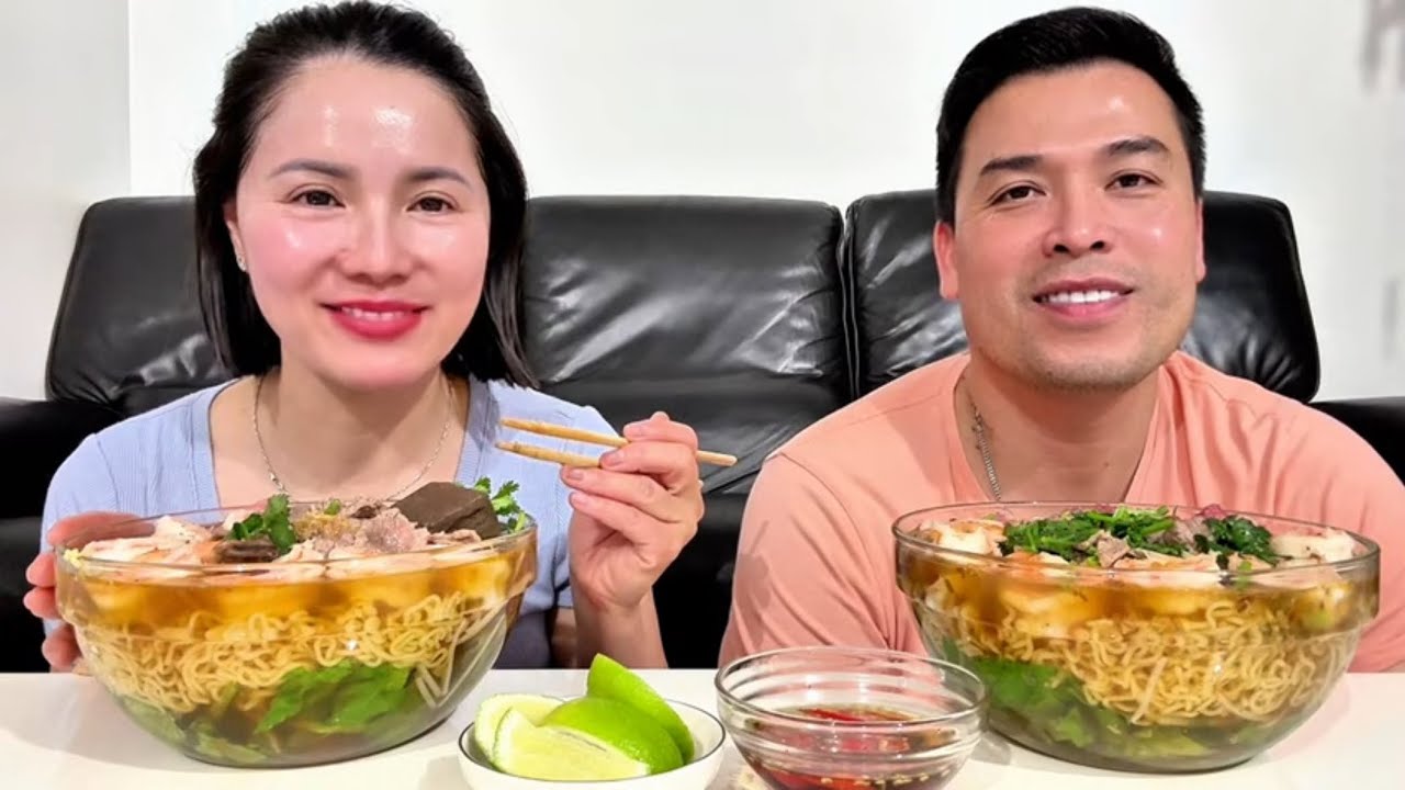 Mì Gói Bò, Tôm, Huyết vợ chồng 2 bánh xin mến mời cả nhà ạ 