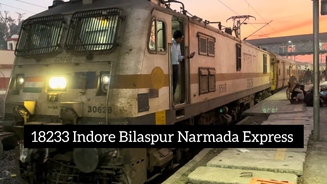 18233 Indore Bilaspur Narmada Express Departure From Ujjain Junction#train #viral #love #journey 