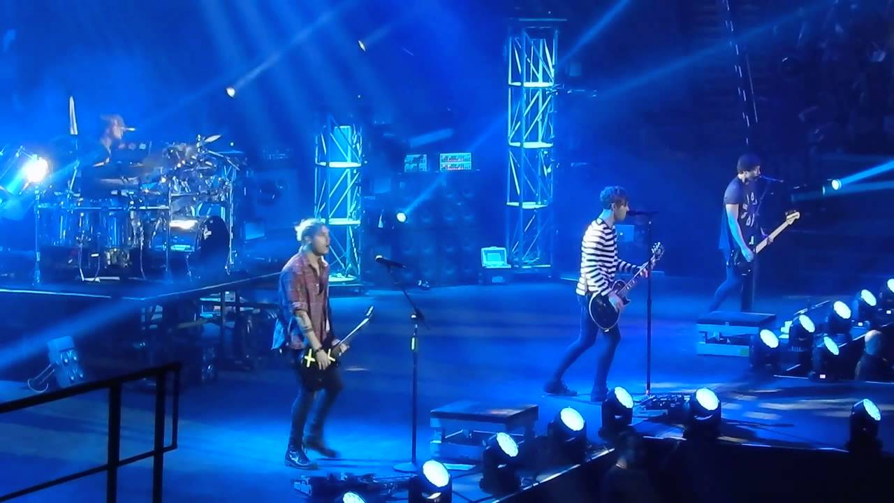 Disconnected- 5 Seconds of Summer Live @ The Mall of Asia Arena