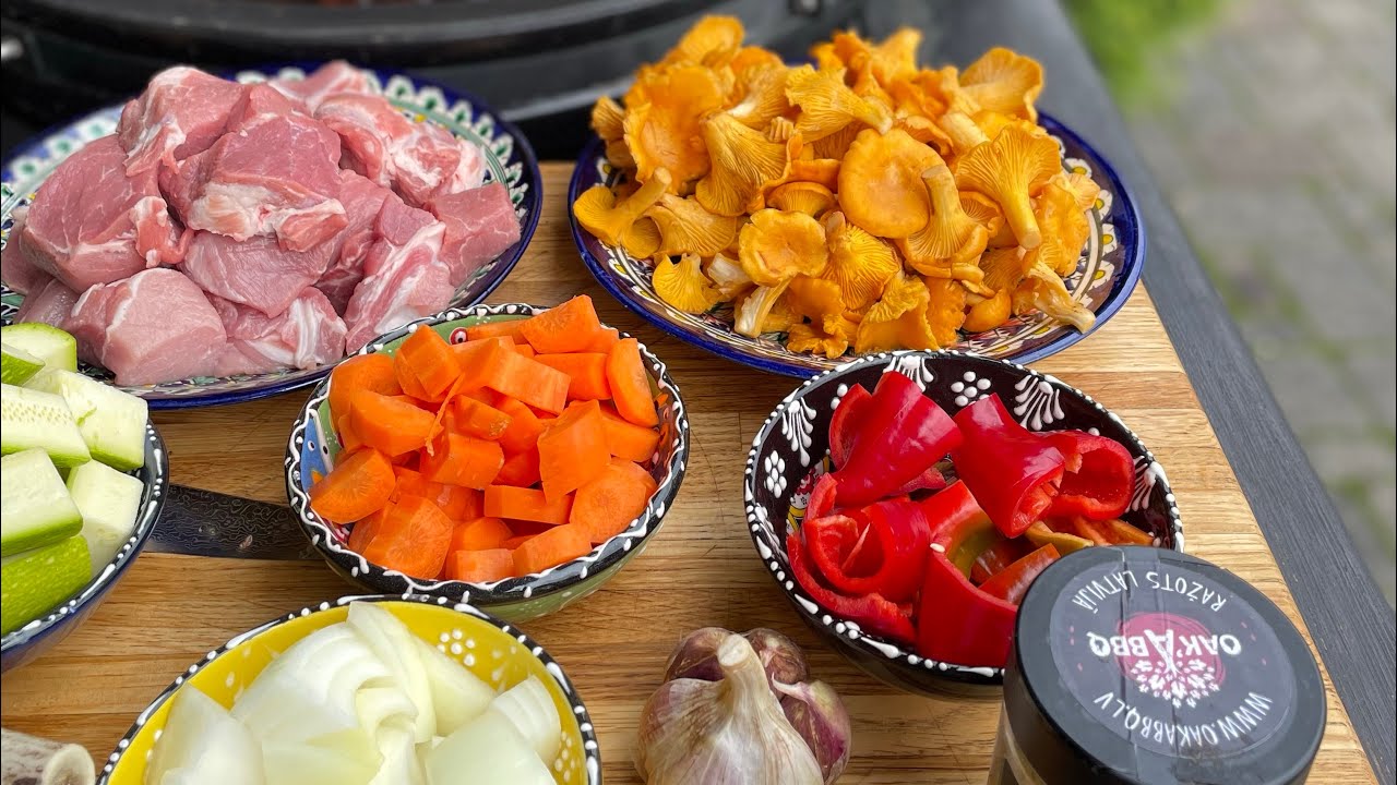 Rudenīgs cūkgaļas sautējums ar gailenēm un izcilajiem Oak’A BBQ produktiem