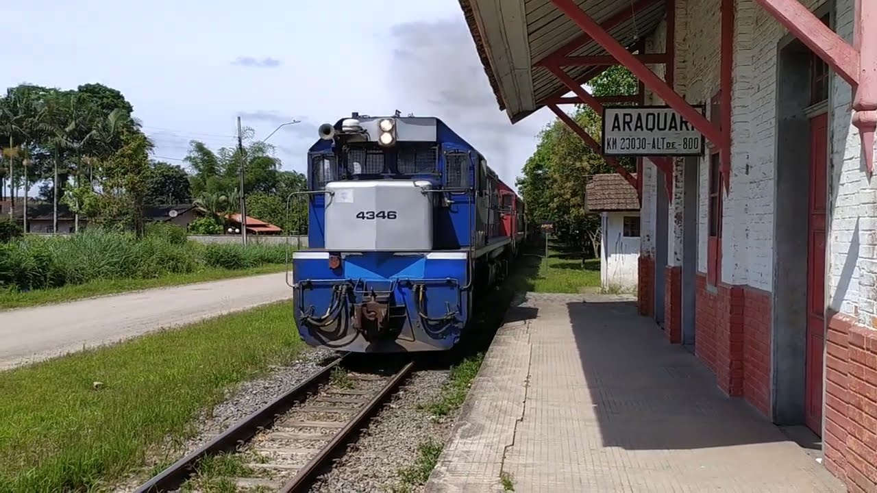 Trem Acelerando na Esta&ccedil;&atilde;o Ferrovi&aacute;ria de Araquari