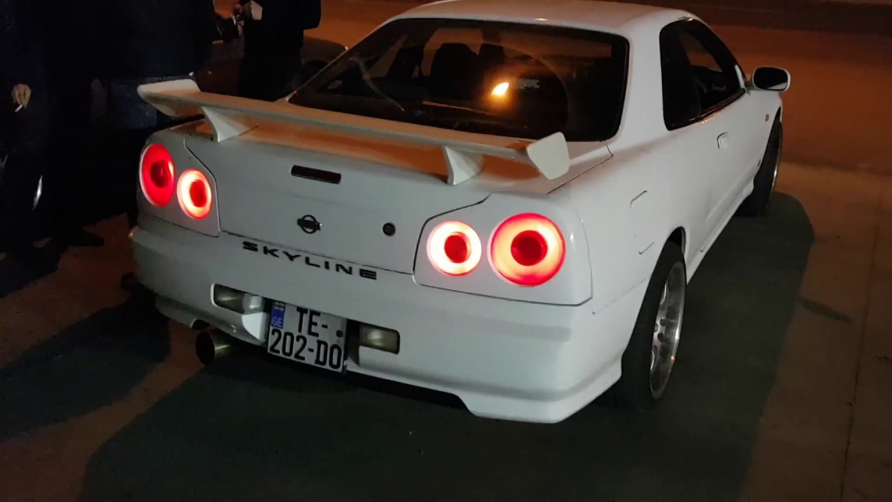 STREET RACING Nissan Skyline R34 GTT automatic VS R34 GTT manual