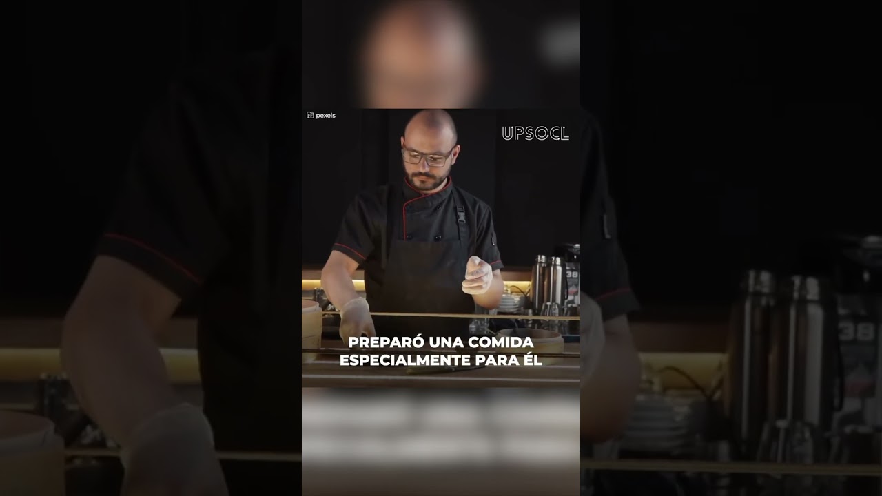 Vagabundo se col&oacute; en un restaurante para comerse las sobras pero el mesero lo descubre #shorts