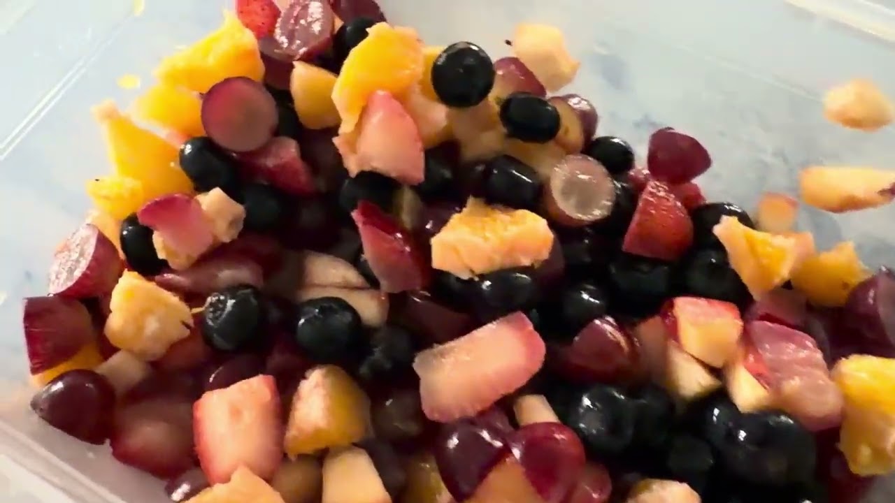 Полезный фруктовый салат со взбитыми сливками — низкокалорийный и очень вкусный, богат витаминами...