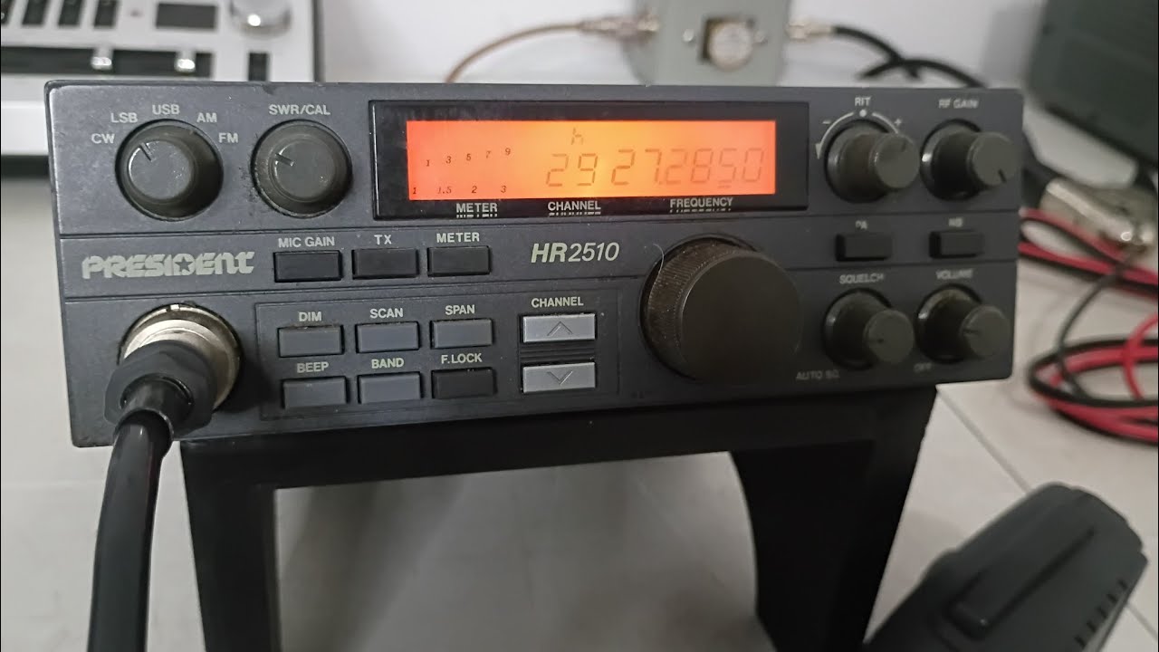 Радиостанция President HR2510 в комплекте со штатным микрофоном и новым сетевым шнуром.