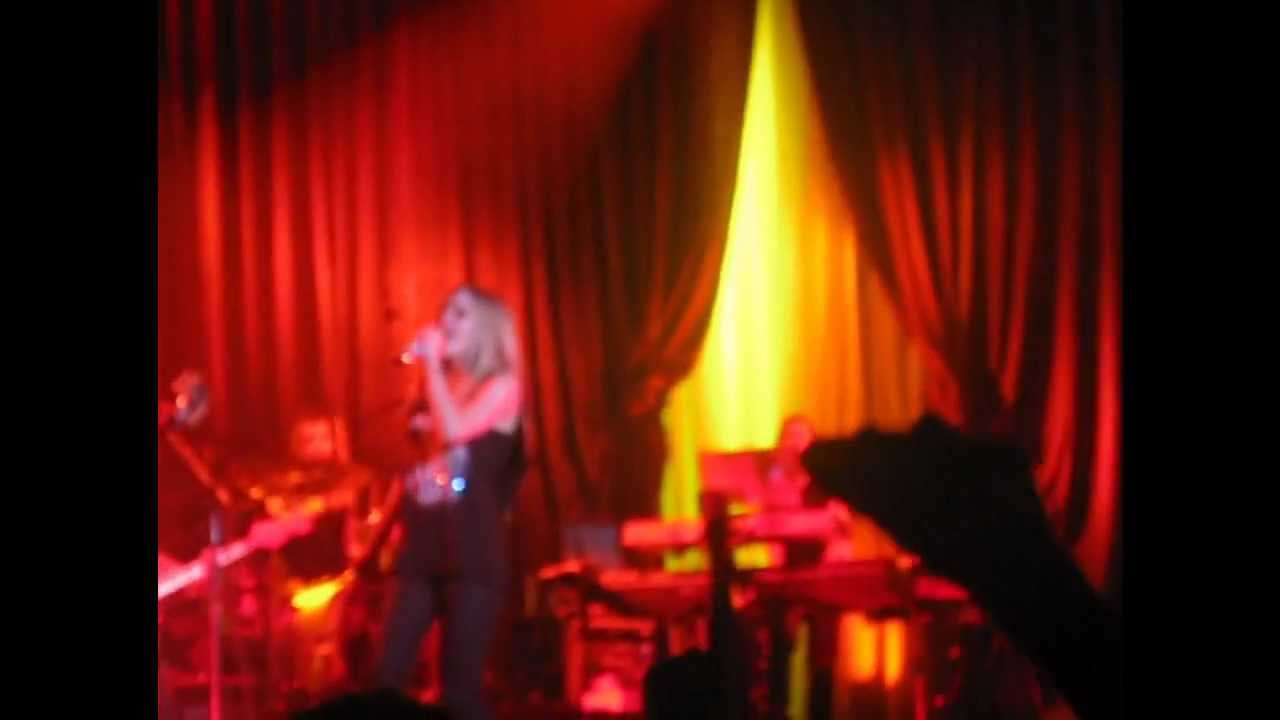 Avril Lavigne - Hot [Live @ HMH Amsterdam] (HD)