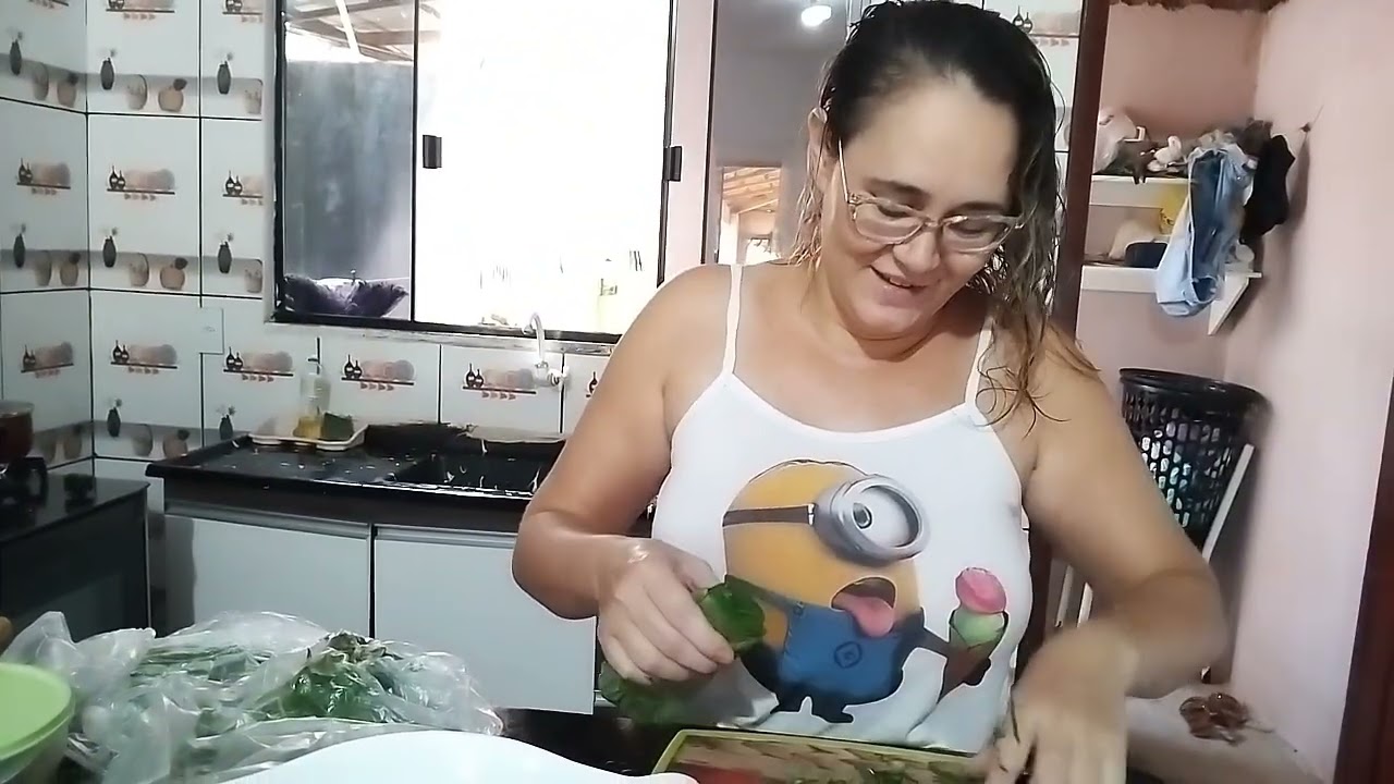 Cortando uma couve para o almoço