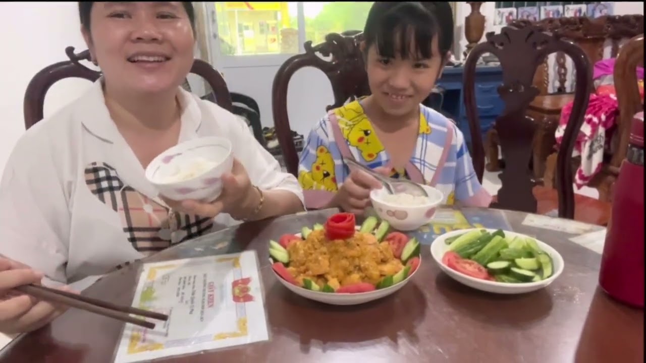 Vlog 32 :  Ăn Tôm sốt trứng muối cùng gia đình em #xuhuongyoutube#food #tốmttrungmuoi#monngonmoingay