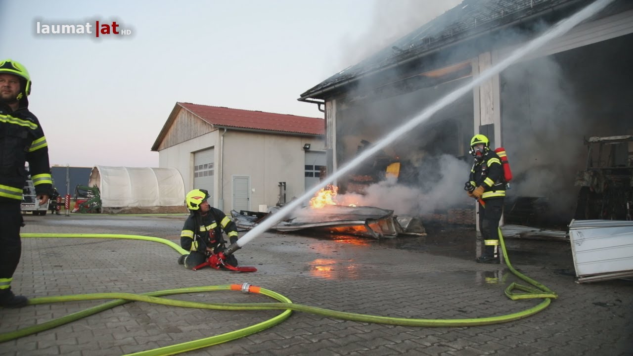 Zw&ouml;lf Feuerwehren bei Brand auf einem Bauernhof in H&ouml;rsching im Einsatz