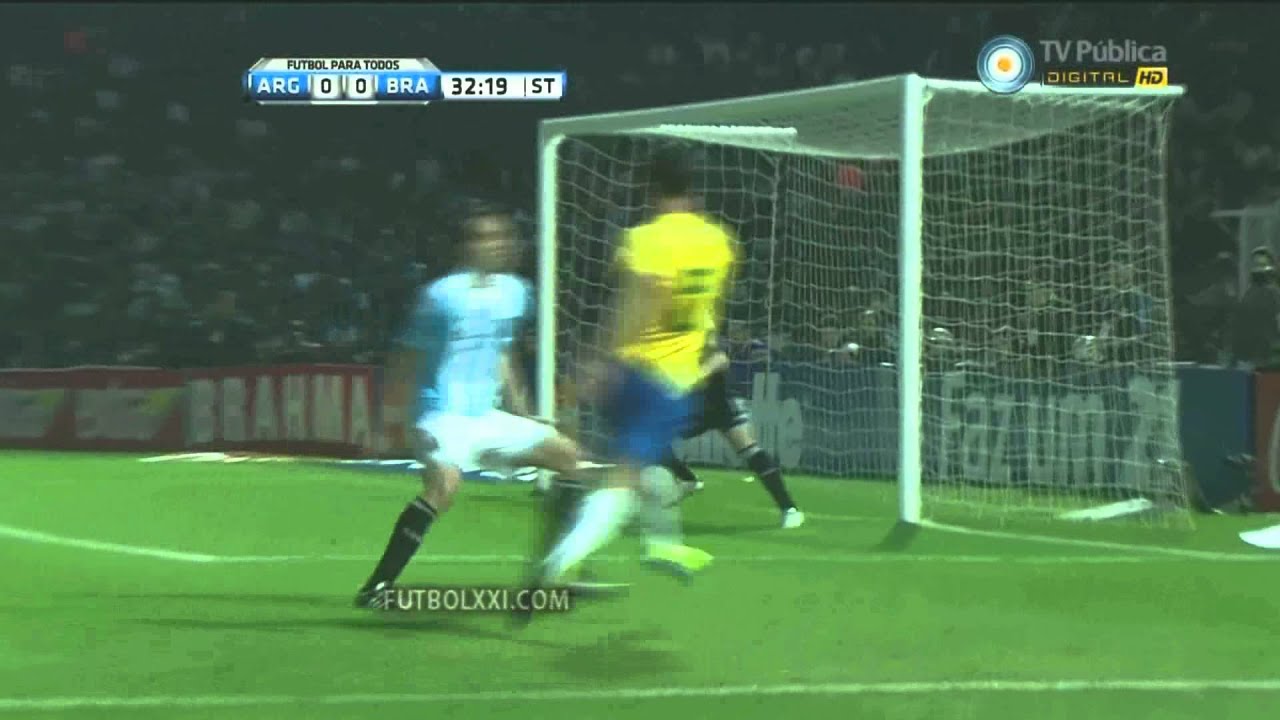 Damiao hace una bicicleta contra Argentina (2011 - C&oacute;rdoba)
