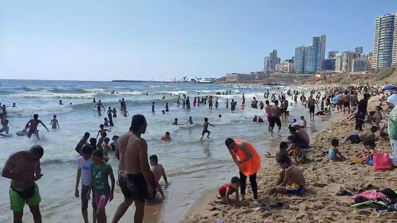 شاطىء الرملة البيضاء ممتلىء بالرواد وشكاوى عن تلوثه