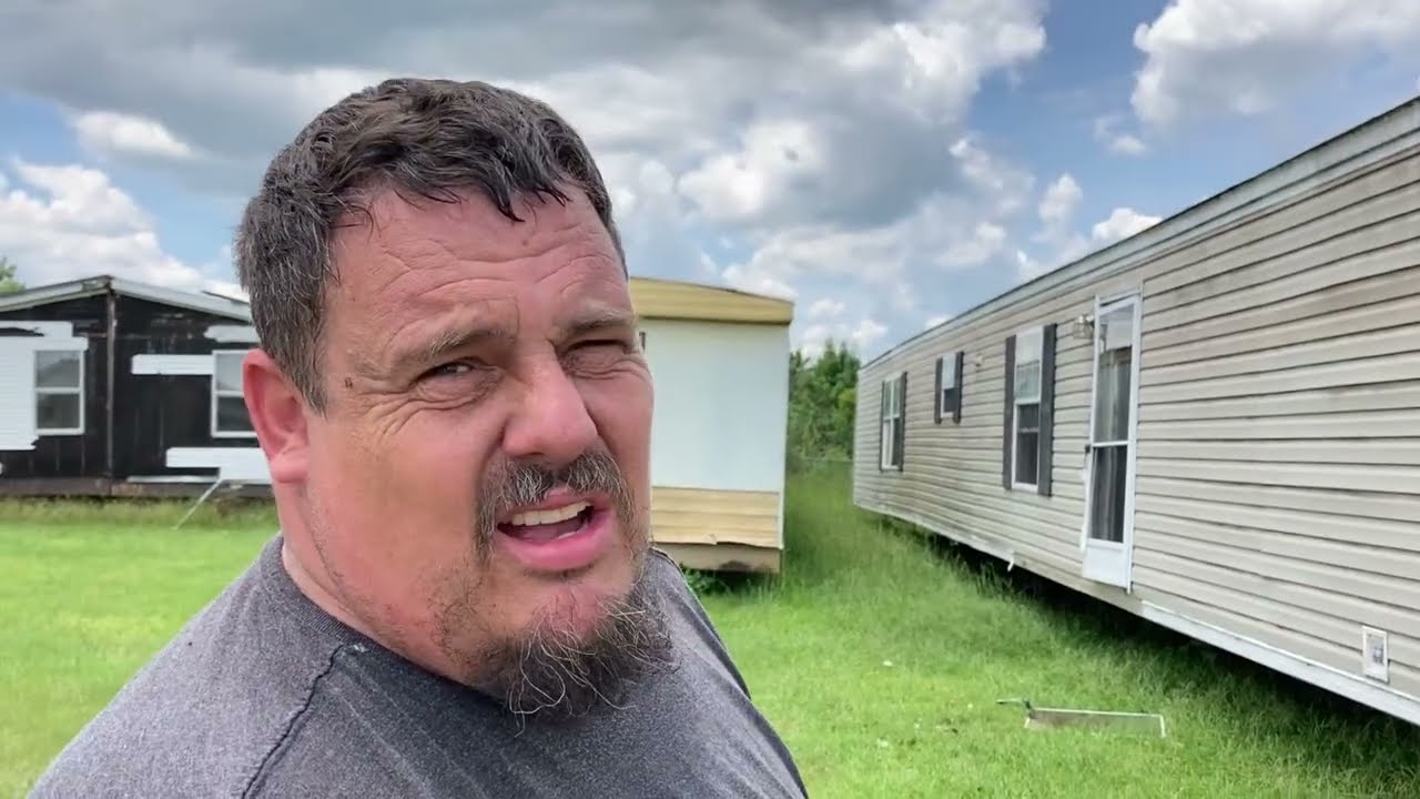 Looking At A 2002 CLAYTON Mobile Home With HORRIBLE Water Damage