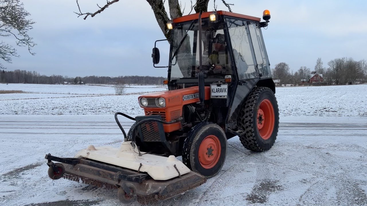 K&ouml;p Traktor Kubota L245DT Double Traction med sn&ouml;blad, klippd&auml;ck och sopvals p&aring; Klaravik