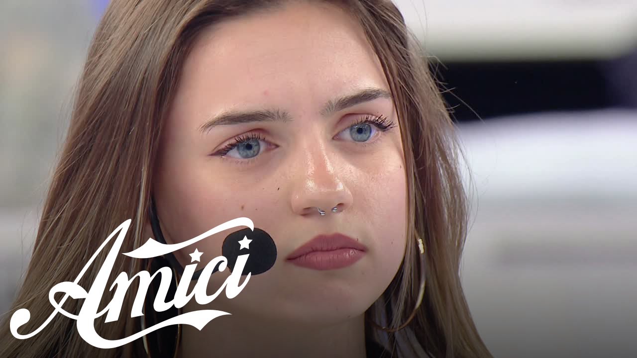 Amici 25 - La prof. Pettinelli sospende la maglia a Flavia