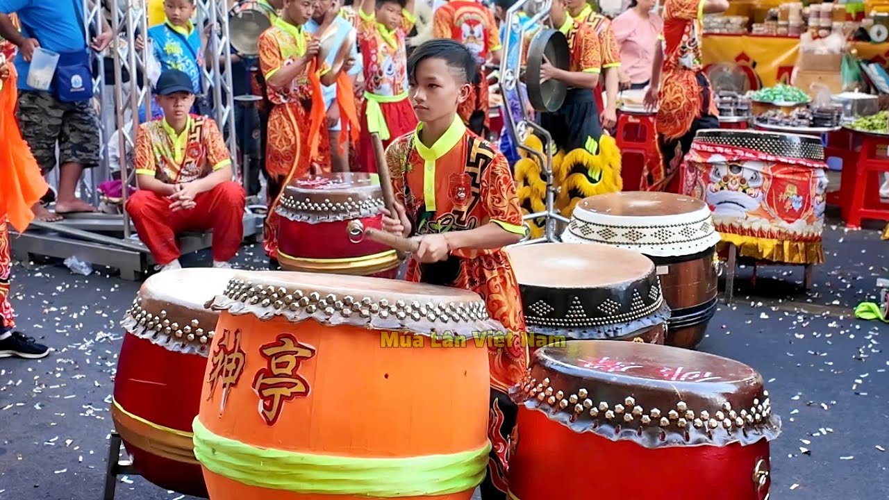 Cậu bé đánh trống múa lân mùng 4 tết 2026 chợ Châu Đốc An Giang 