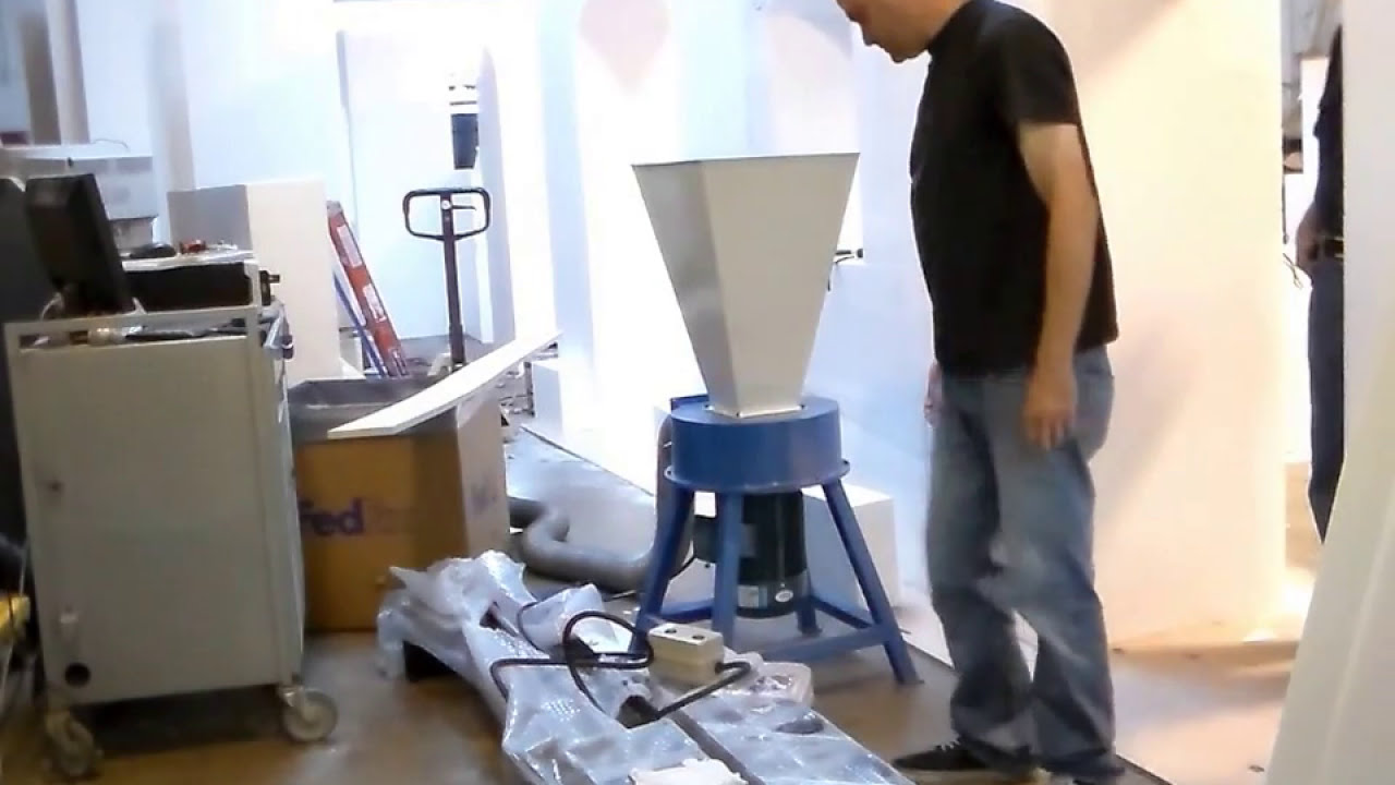Polyurethane foam shredder
