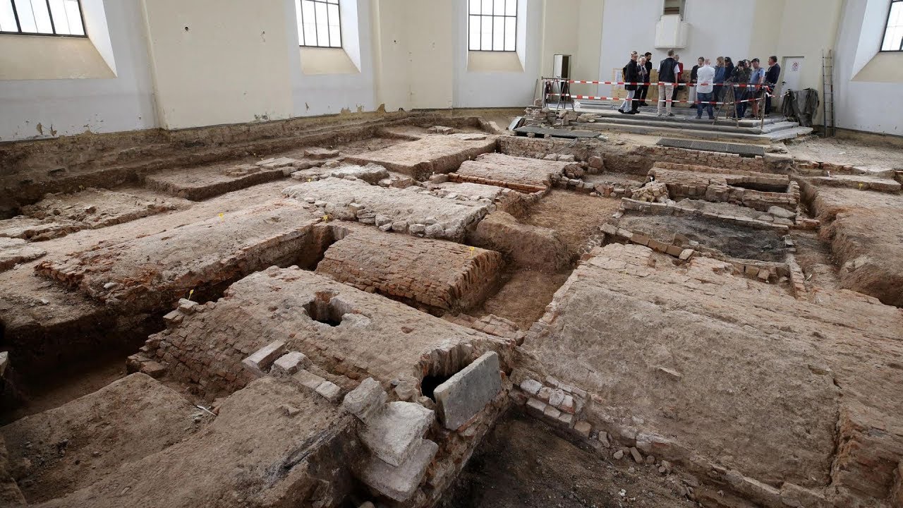 Gruselig-faszinierend: Alte Grüfte unter Karlskirche entdeckt - Kassel