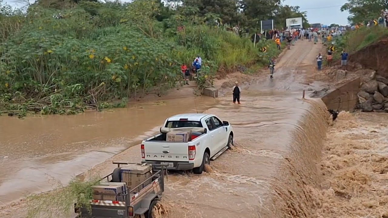 The flooded crossing at Corrego das Pedras on the MG202 highway was reopened to traffic at 4:07 P...