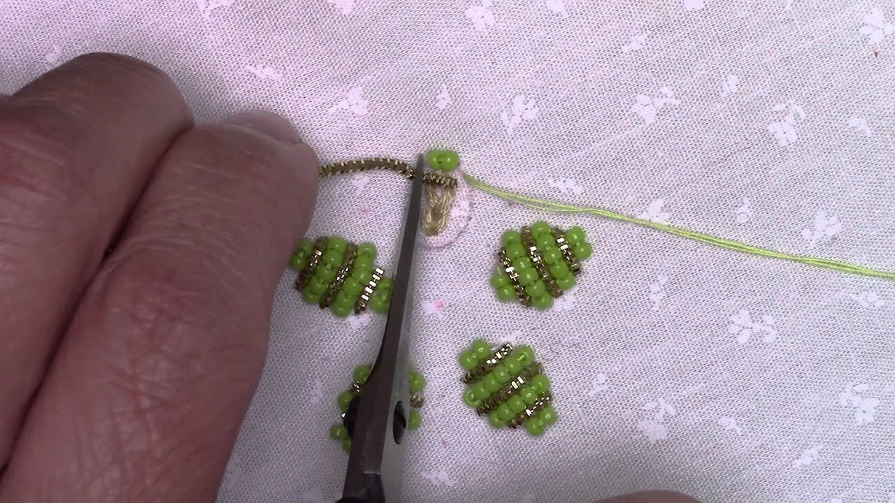 ビーズ刺繍中級　第2回　パティングの上にビーズとシャイニーモールを刺します