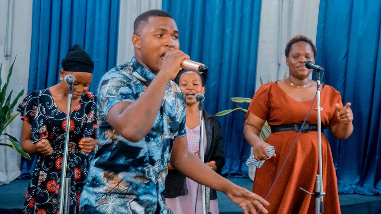 NAMSHUKURU MUNGU & EEH BABA KAMA SI WEWE~HOEM PRAISE TEAM
