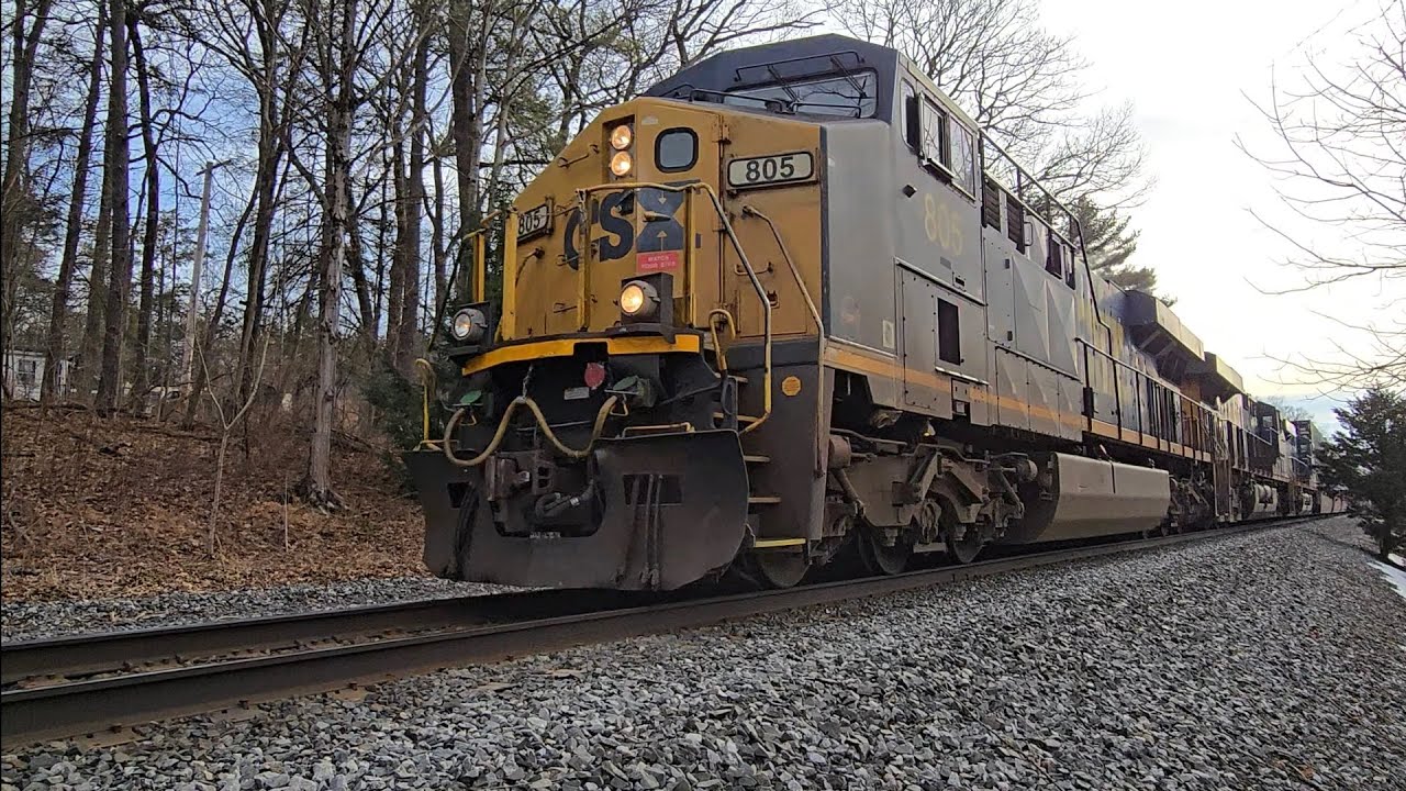 CSX Freight Train Locomotive 805 speeding through Saugerties NY (ASMR) 1.13.26
