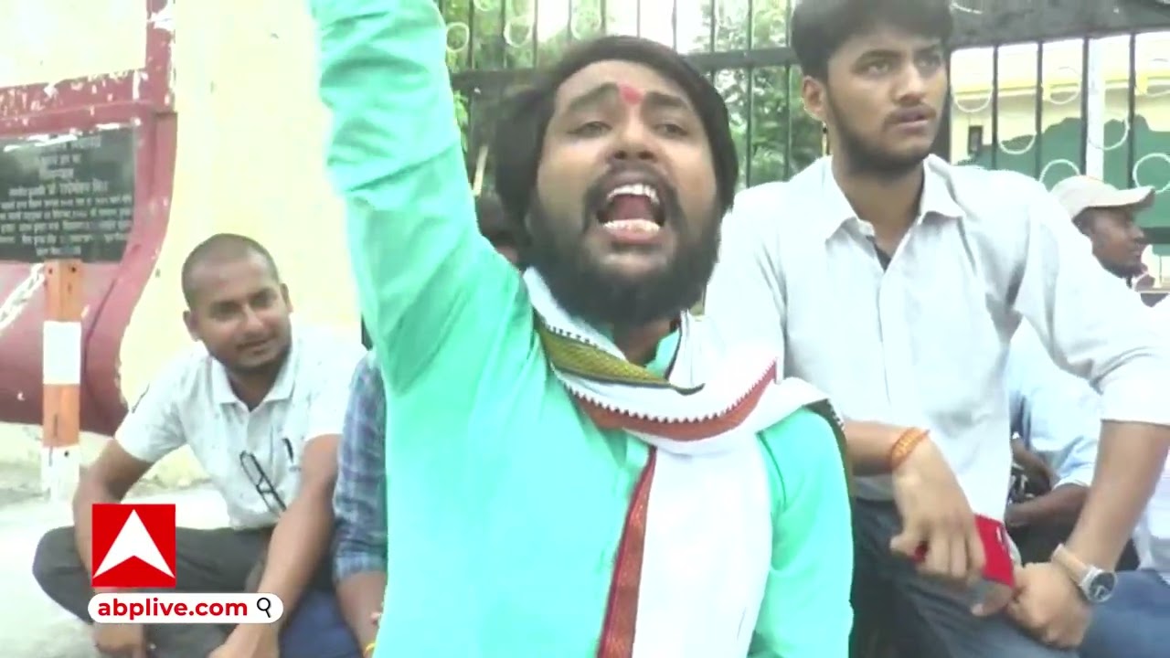 Gorakhpur University में फीस महंगी होने पर छात्रों का धरना प्रदर्शन, प्रशासन से नाराजगी जताई