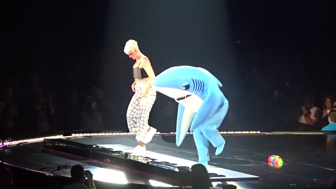 Katy Perry: Witness Tour - Playing giant piano with a shark.