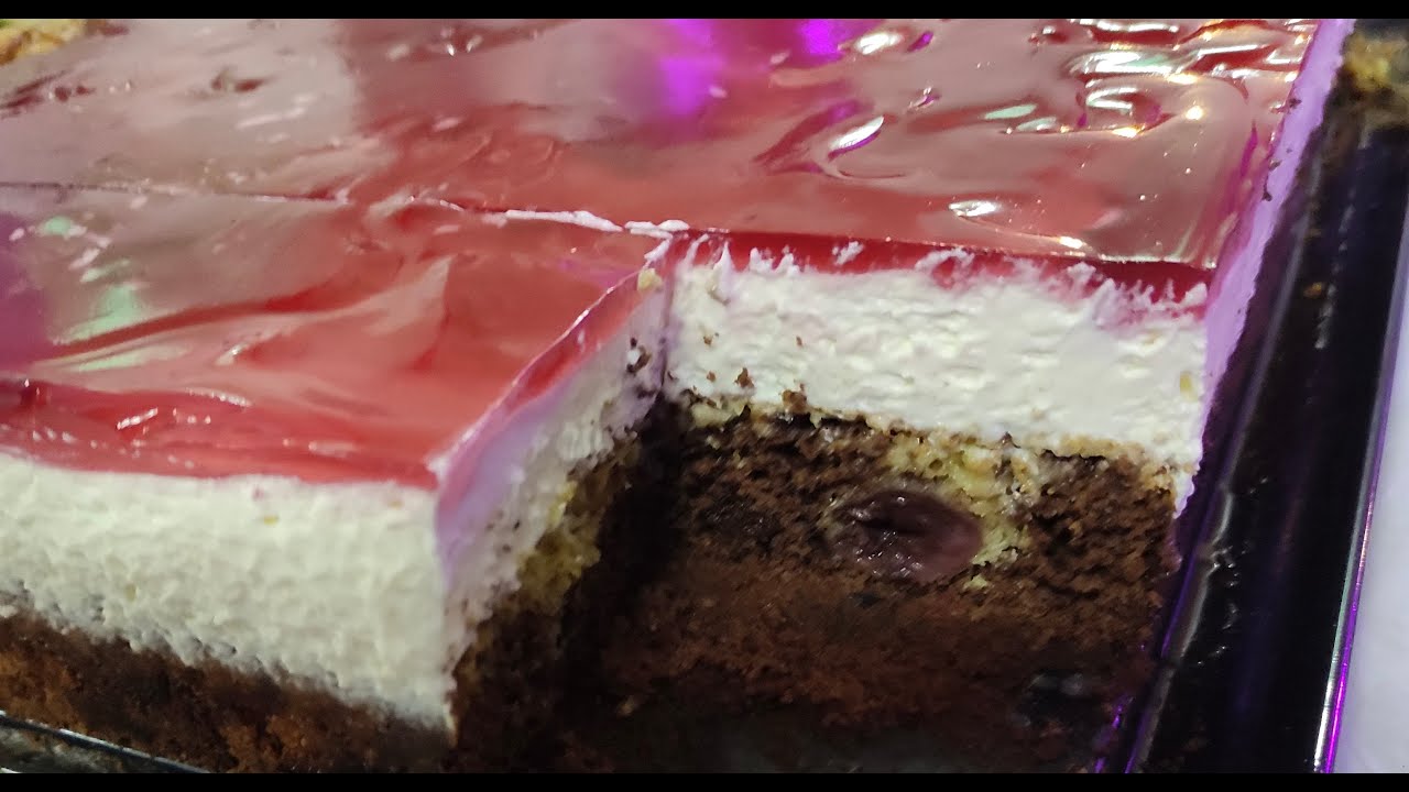 Bolo capuchinho vermelho, no tabuleiro.