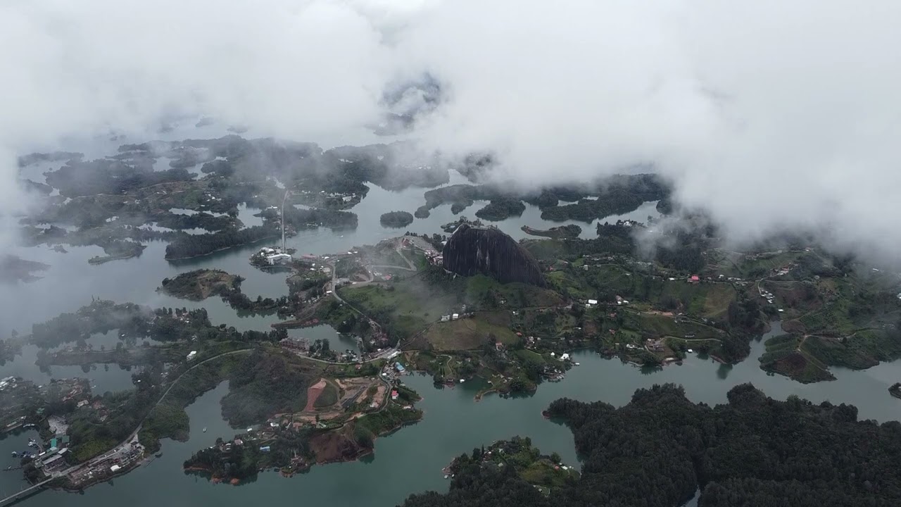 Взлетая высоко в Гуатапе с дрона в Колумбии