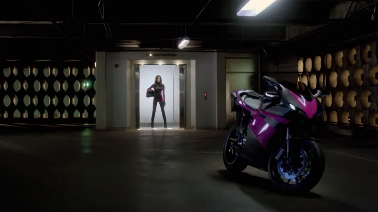 Lady Rider (Carly Foulkes - spot T-Mobile)
