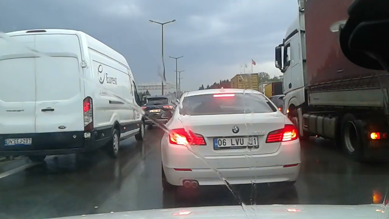 TEM OTOYLUNDA TIR ve PASSAT'IN KARIŞTIĞI KAZA.TRAFİK FELÇ.