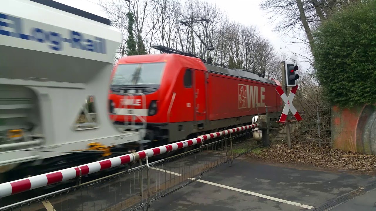 Bahnübergang Im Krugfeld Hildesheim Züge am Freitag 22.2.2019. Viele Güterzüge.