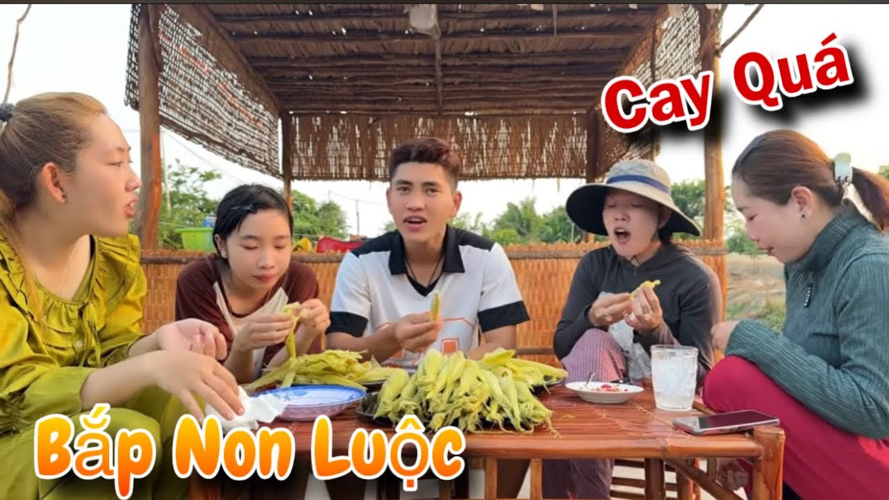 Ch&acirc;u To&agrave;n Vlog - Ăn Bắp Non Luộc Chấm Muối Ớt Si&ecirc;u Cay 
