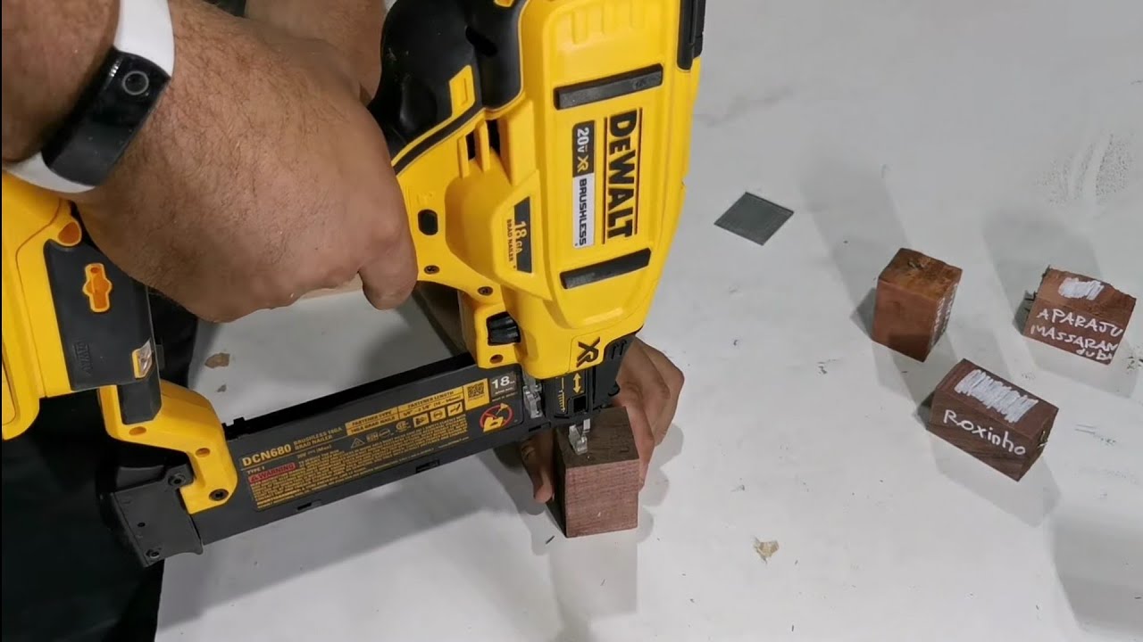 Review completo e teste em madeiras duras do pinador a bateria dewalt 20v dcn680