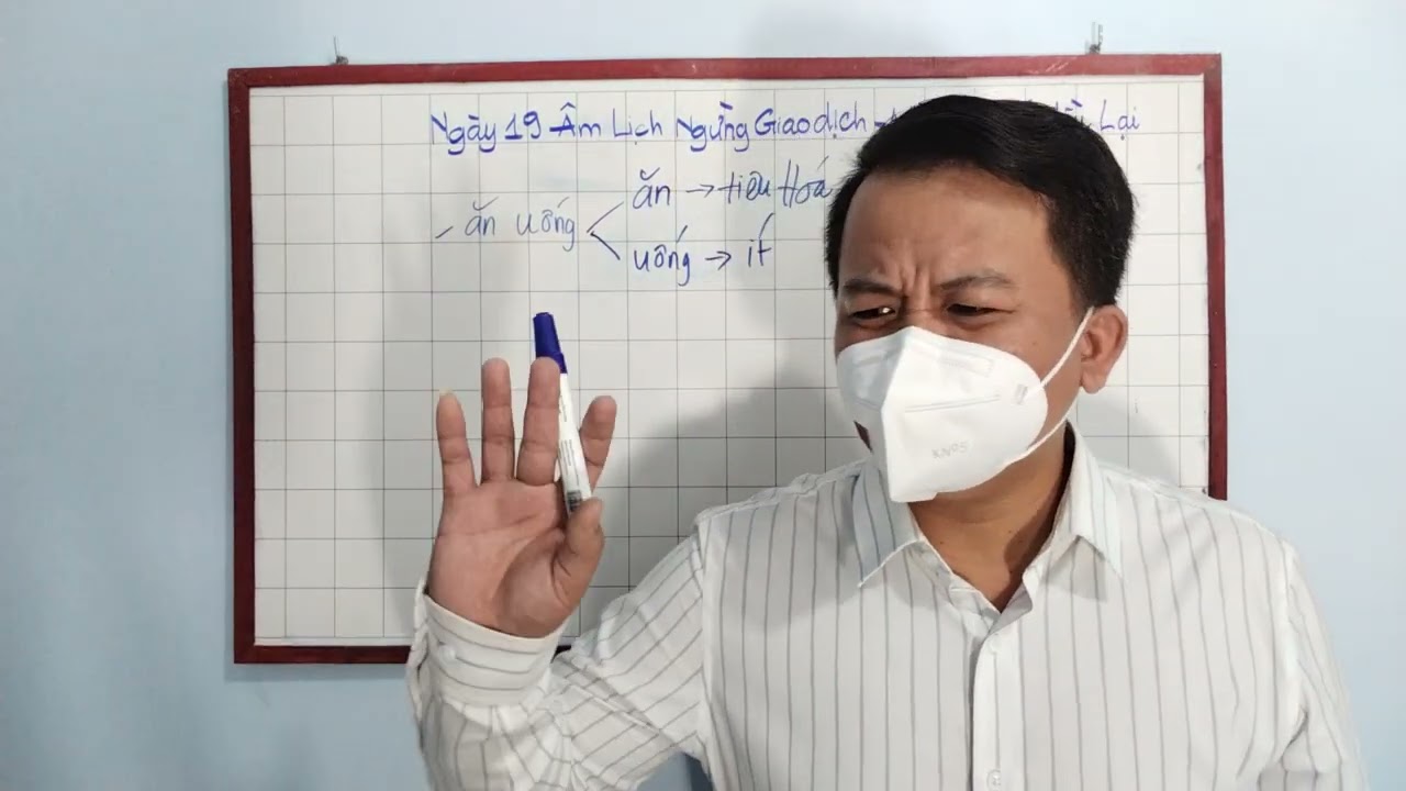 Vũ Kỳ hướng dẫn cách quan sát và cảm nhận gà trong những ngày cuối cùng trước khi thi đấu.